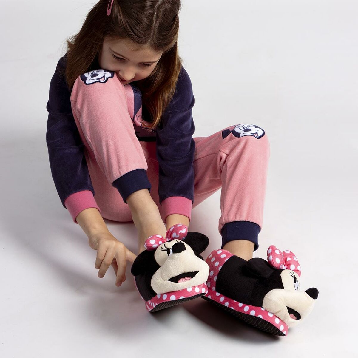 домашними тапочками 3D Minnie Mouse